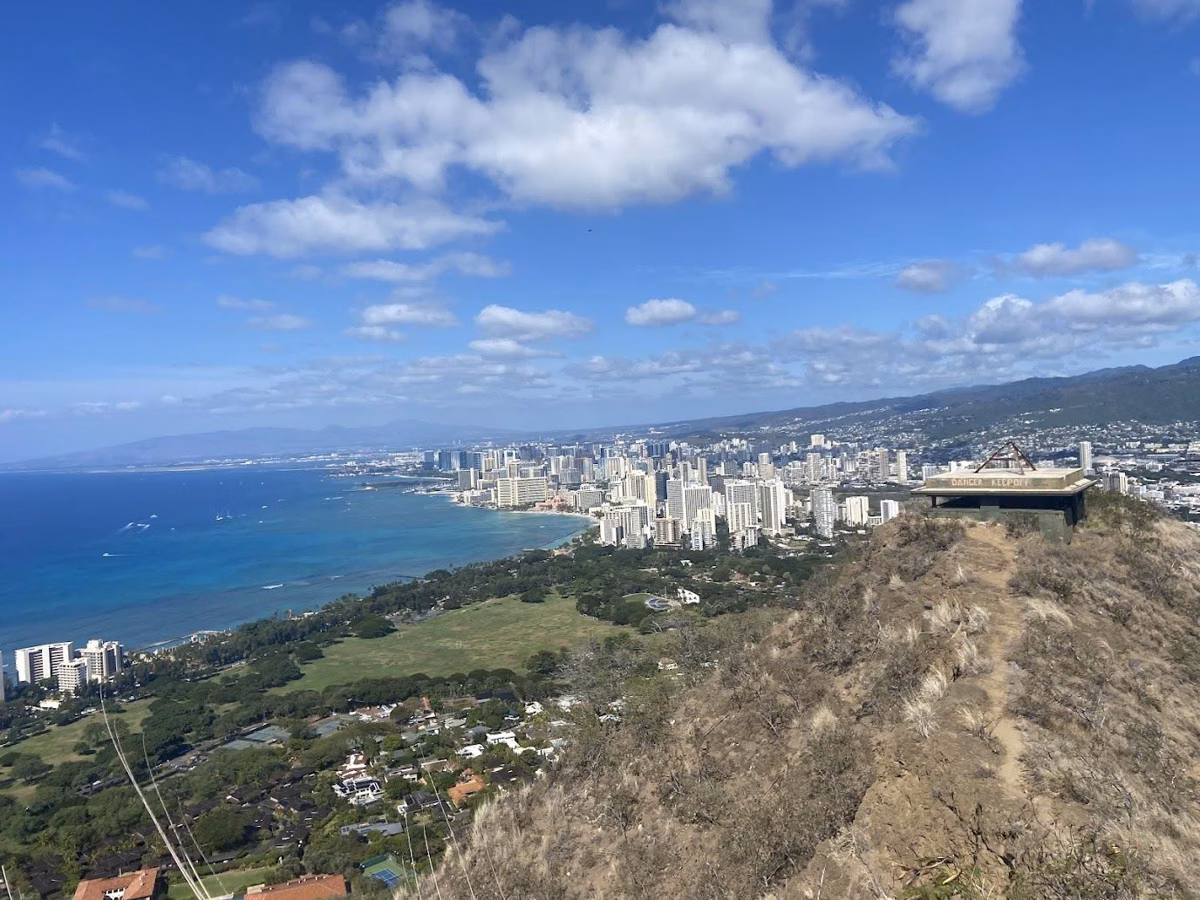 View from the Diamond Head summit over the crater rim to Waikīkī, Kapiʻolani Park and the Honolulu shoreline